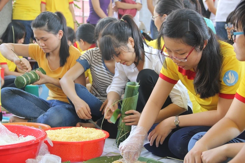 Học sinh sinh viên góp sức giúp người nghèo đón tết ảnh 6