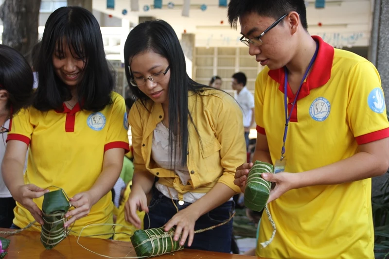 Học sinh sinh viên góp sức giúp người nghèo đón tết ảnh 7