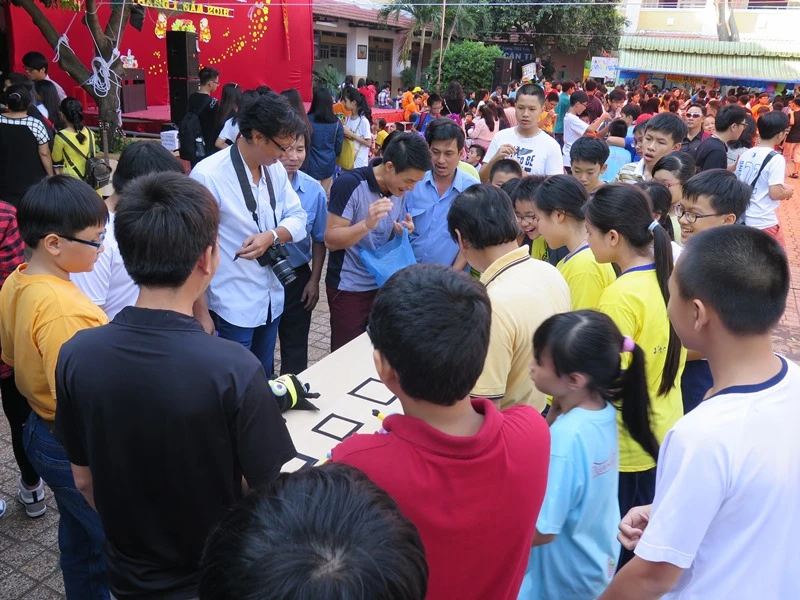 Học sinh sinh viên góp sức giúp người nghèo đón tết ảnh 1