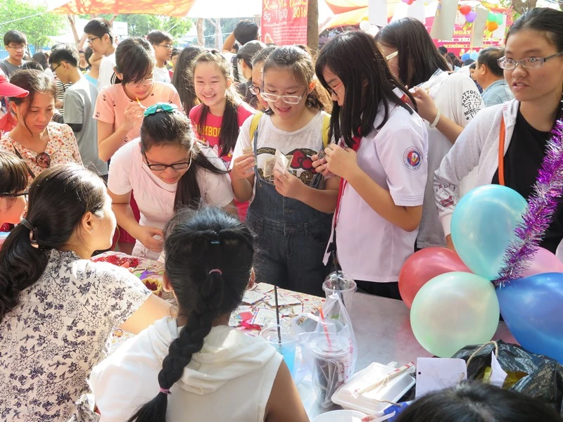 Học sinh sinh viên góp sức giúp người nghèo đón tết ảnh 2