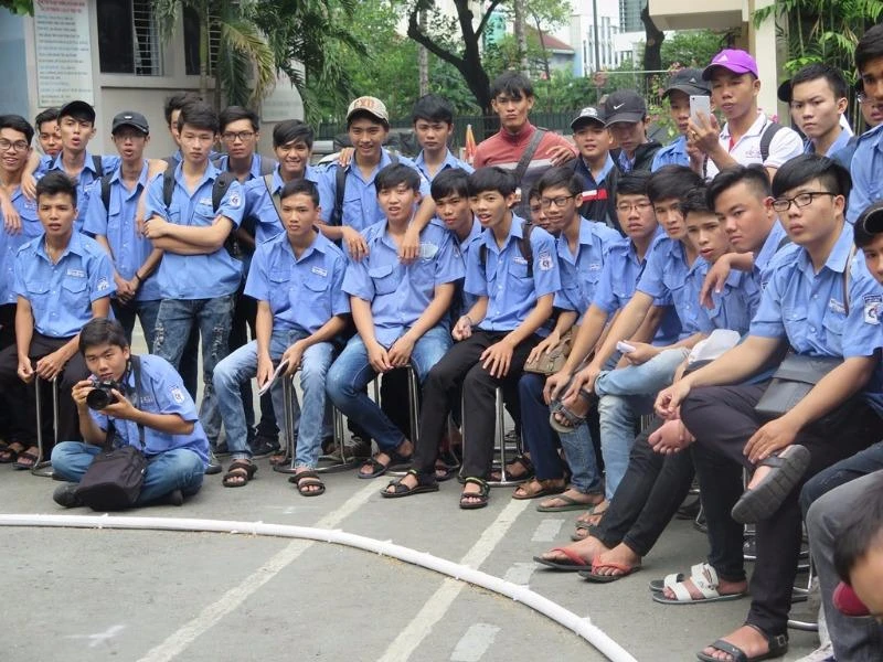 Rất đông sinh viên theo dõi và cổ vũ cho các đội thi