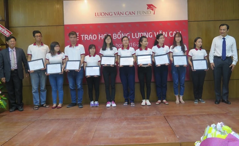 Ông Hà Hữu Phúc, giám đốc cơ quan đại diện của Bộ GD&ĐT tại TP.HCM trao chứng nhận học bổng cho các sinh viên