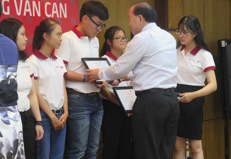 Ông Hà Hữu Phúc, giám đốc cơ quan đại diện của Bộ GD&ĐT tại TP.HCM trao chứng nhận học bổng cho các sinh viên