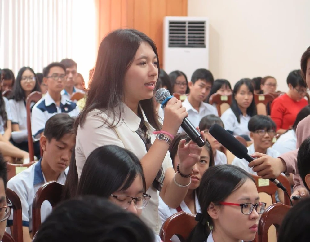 Một học sinh bày tỏ ý kiến với lãnh đạo Sở GD&ĐT TP tại buổi đối thoại