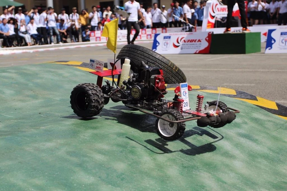 Cận cảnh những chiếc xe ô tô trên đường đua