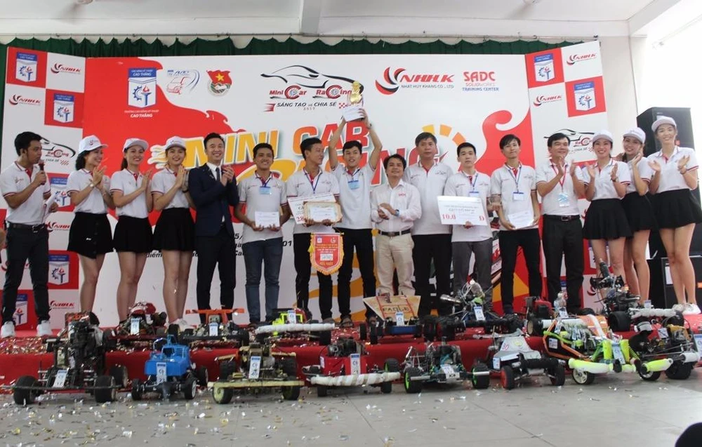 rao giải thưởng cho các đội chiến thắng tại cuộc thi