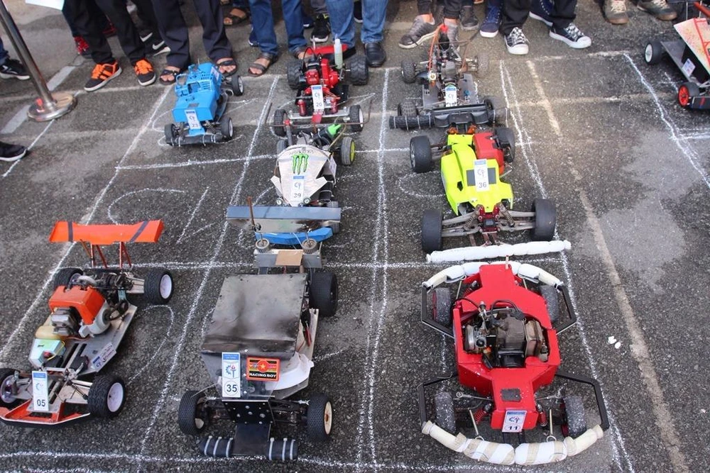 Những chiếc xe ô tô mô hình do sinh viên tự chế và lắp ráp