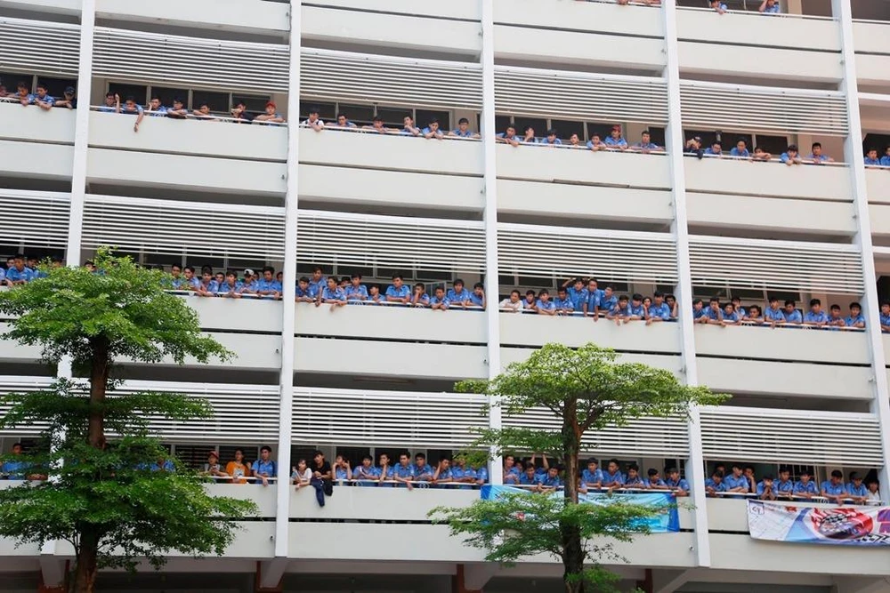 hàng trăm sinh viên đứng trên các tầng lầu theo dõi cuộc thi