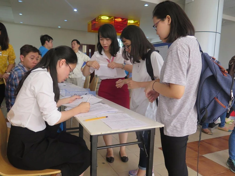 Các cán bộ hướng dẫn thí sinh kiểm tra hồ sơ trước khi thi