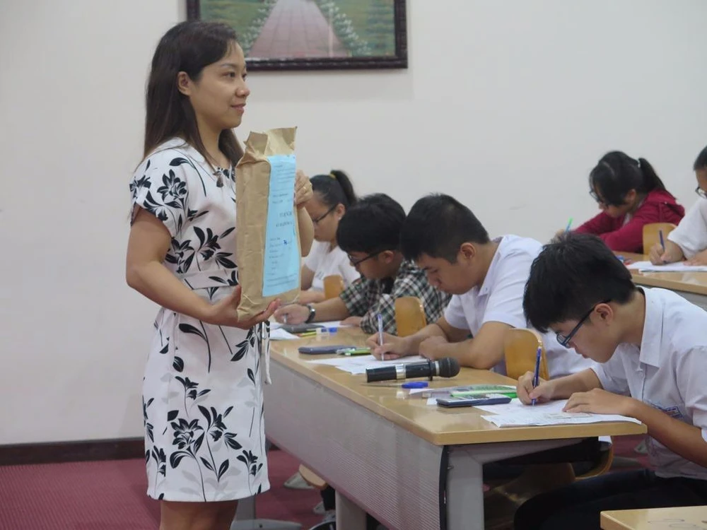 Kiểm tra bài thi còn niêm phong trong bì đựng