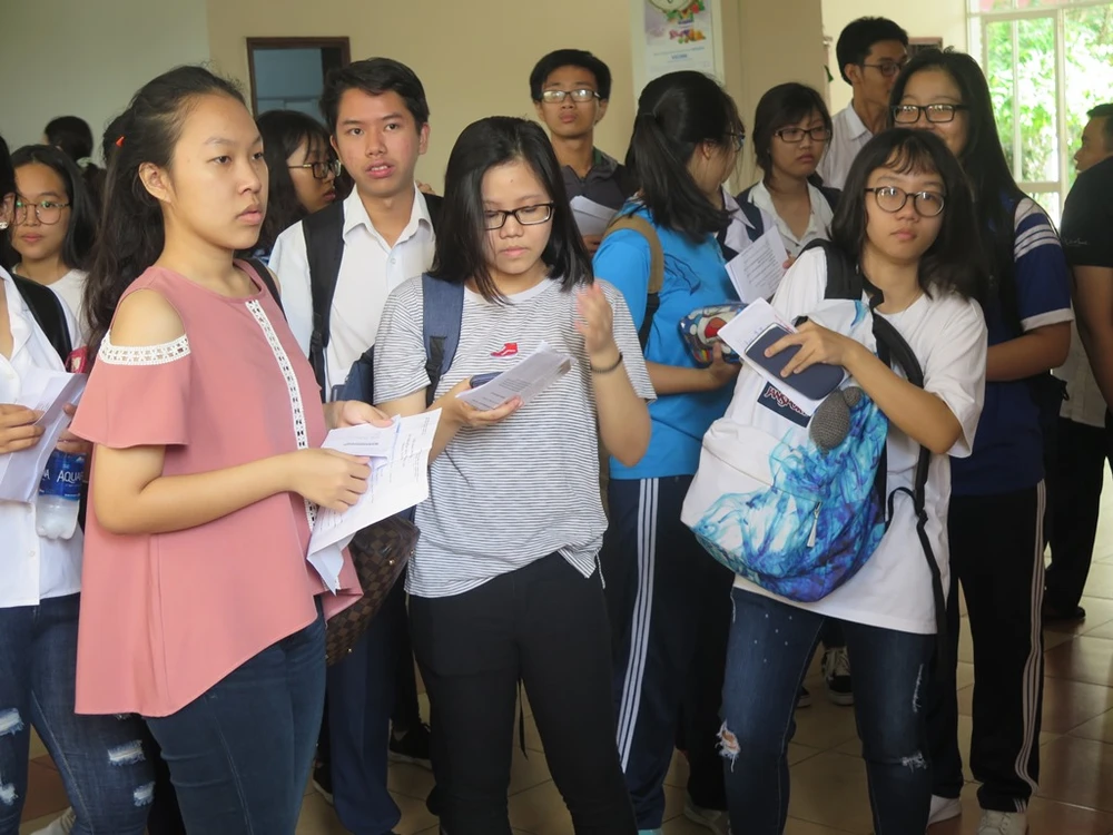 Lo lắng trước khi đến giờ vào phòng thi.