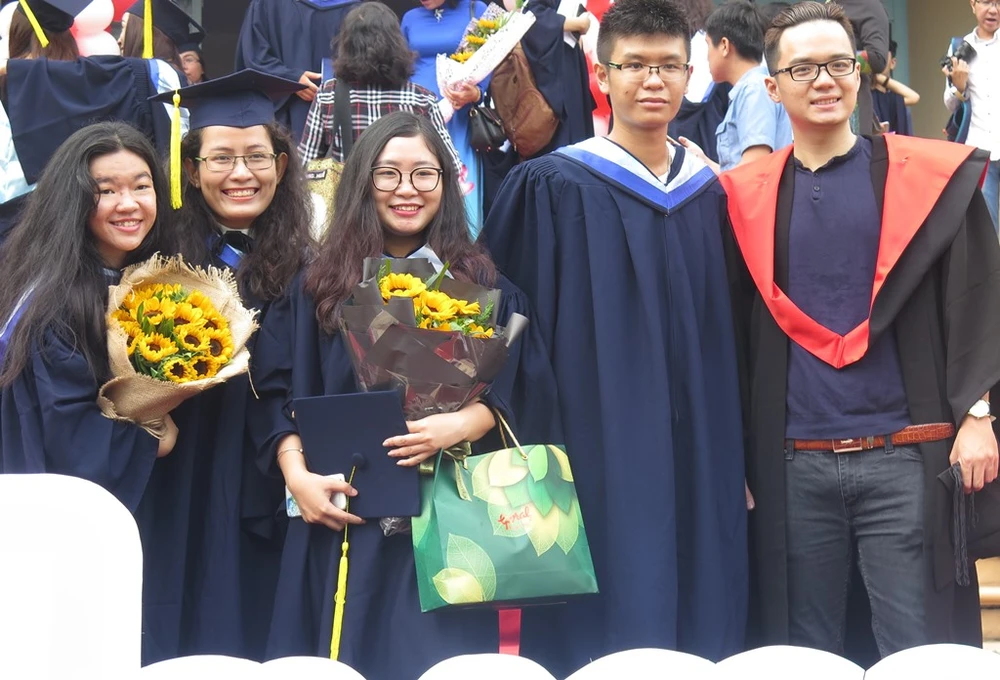 Niềm vui của các tân cử nhân, kỹ sư tại lễ tốt nghiệp