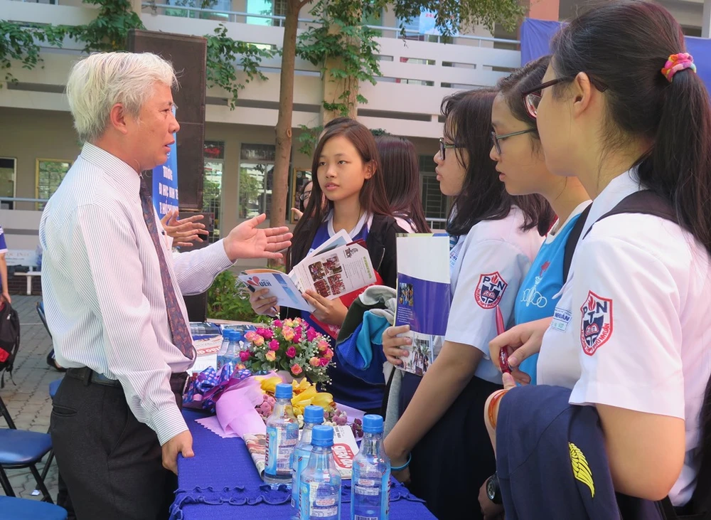 Thầy trò băn khoăn về tổ chức ôn tập THPT Quốc gia 2018 ảnh 1