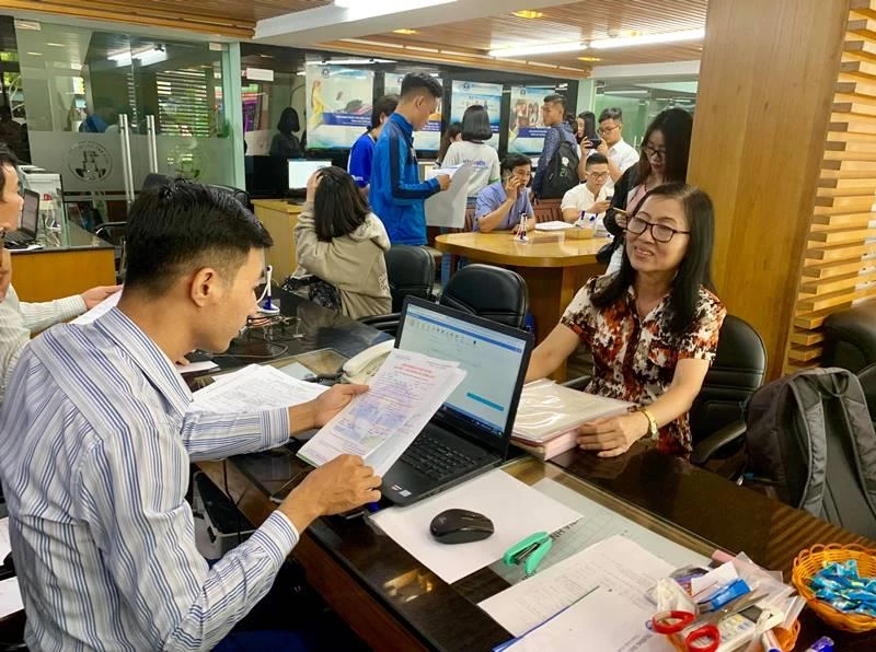 Bất ngờ thí sinh 63 tuổi đi làm hồ sơ xét tuyển đại học ảnh 1