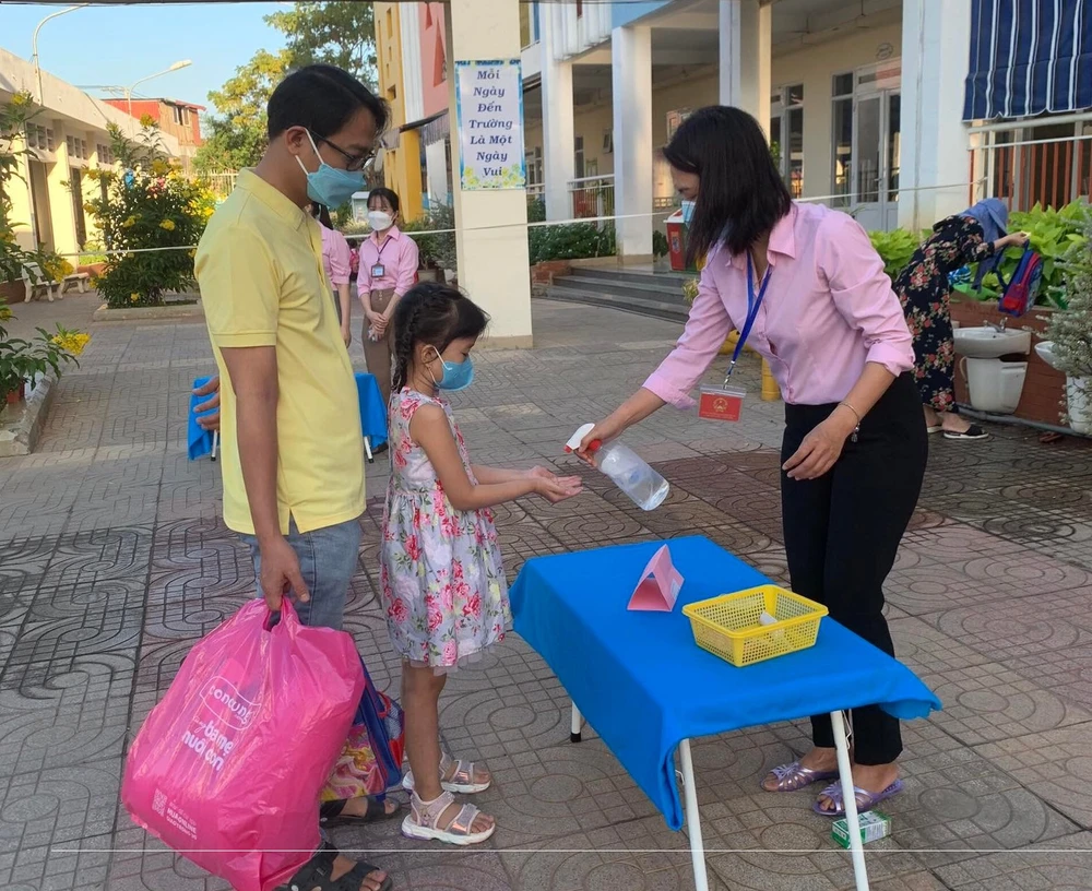 Cận cảnh ngày đầu tiên trẻ mầm non, học sinh tiểu học ở TP.HCM được đến trường ảnh 11