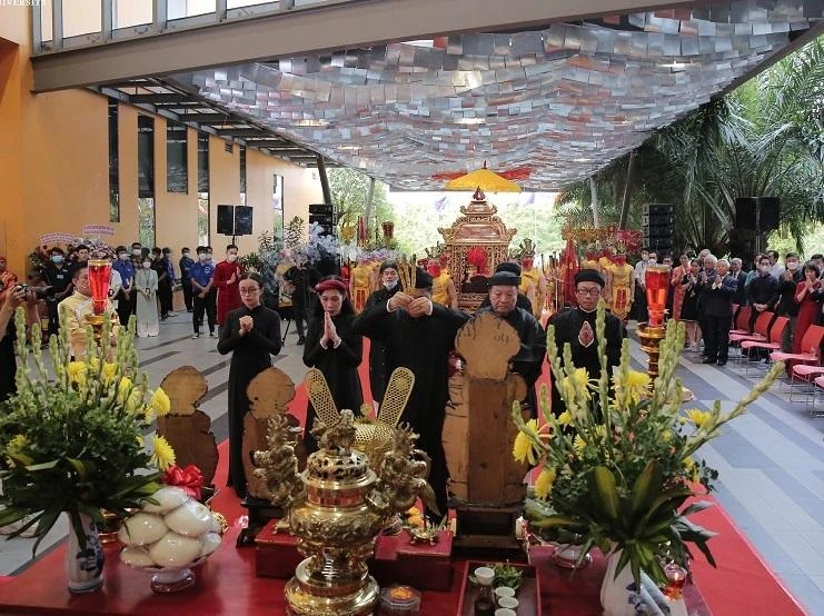 Tập thể lãnh đạo trường dâng hương cúng Tổ tại buổi lễ