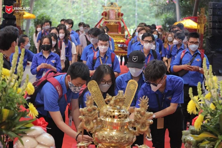 Đại diện các đoàn viên trường thắp hương giỗ Tổ