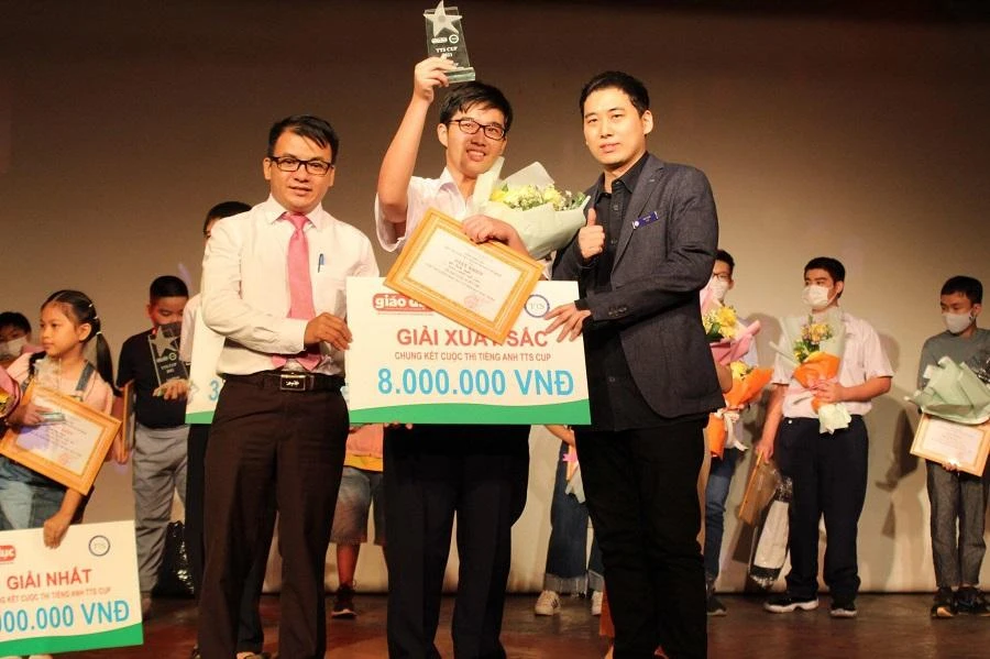 Ban tổ chức trao giải đặc biệt cho em Lê Minh Quân. Ảnh: BTC