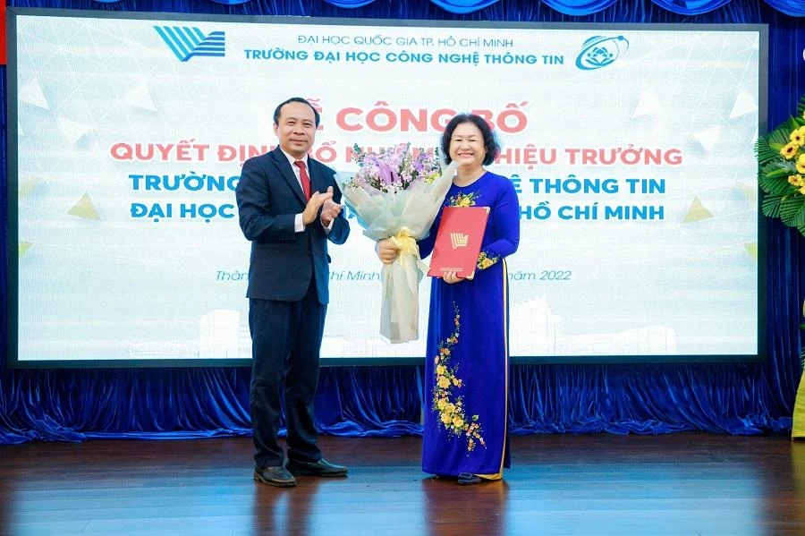 PGS.TS Vũ Hải Quân trao quyết định bổ nhiệm hiệu trưởng cho PGS.TS Nguyễn Hoàng Tú Anh. Ảnh: ĐHQG