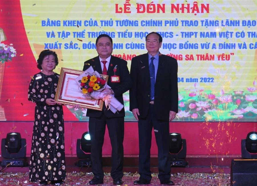 Bà Trương Mỹ Hoa và ông Nguyễn Văn Cường trao tặng Bằng khen của Thủ tướng cho ông Nguyễn Đức Quốc - chủ tịch tập đoàn. Ảnh: PA