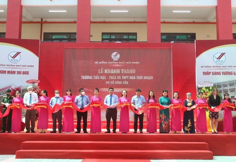 Đại diện lãnh đạo các ban ngành và nhà trường cắt băng khánh thành cơ sở tại quận Bình Tân. Ảnh: THẢO PHƯƠNG