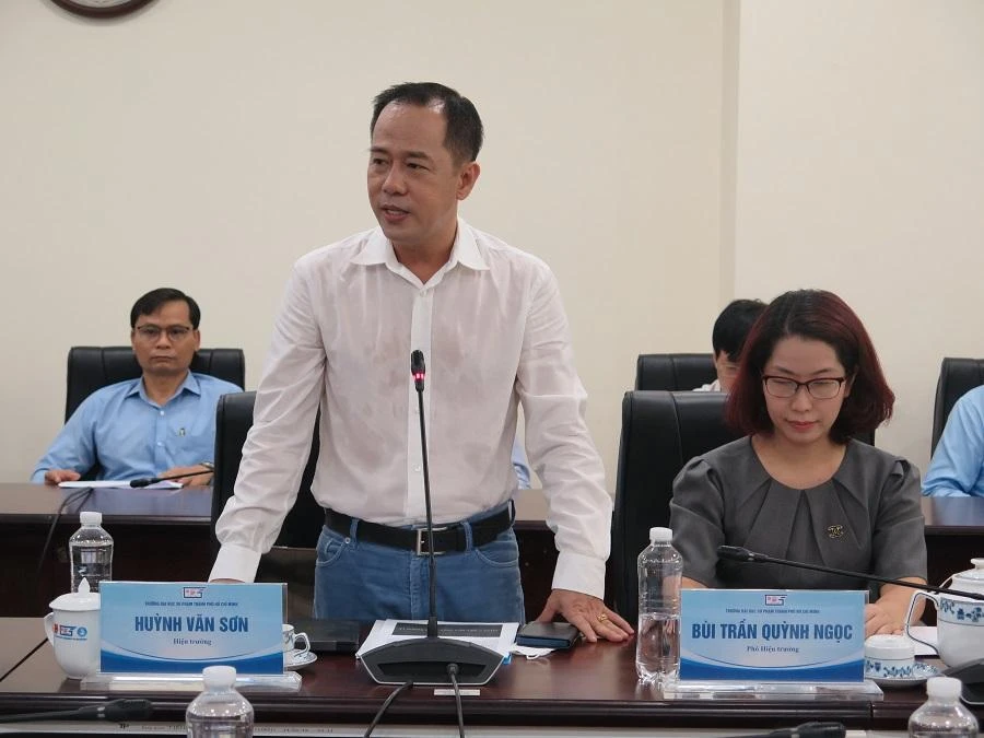 GS Huỳnh Văn Sơn đang báo cáo với Bộ GD&amp;ĐT tại buổi làm việc. Ảnh: PHẠM ANH