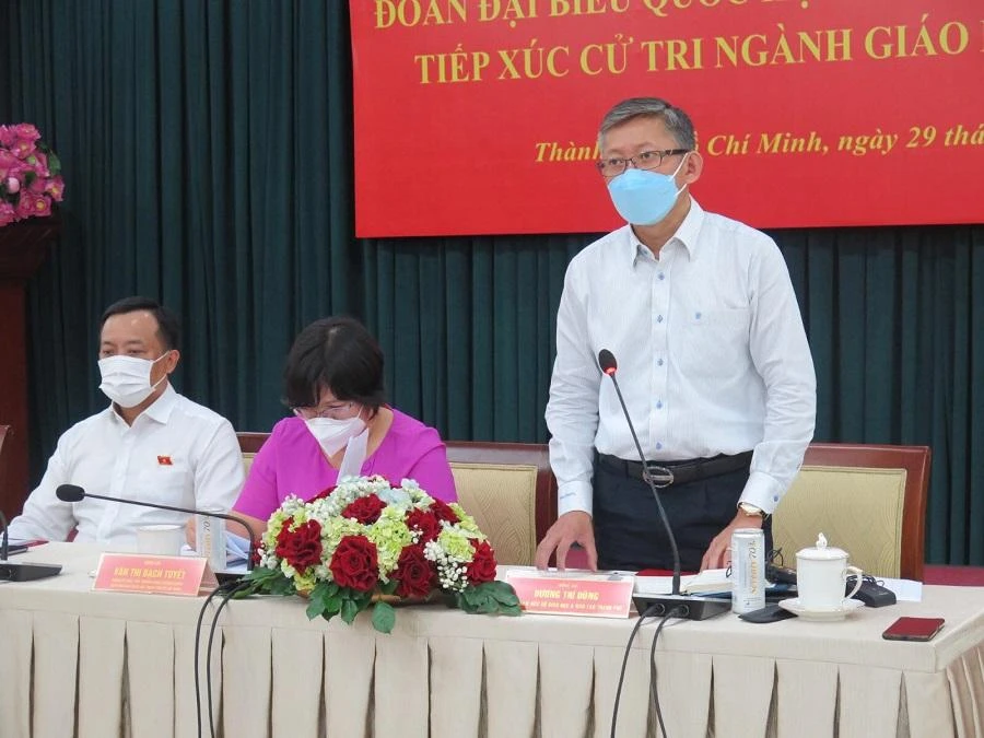 Ông Dương Trí Dũng trả lời ý kiến của các cử tri. ảnh: PHẠM ANH