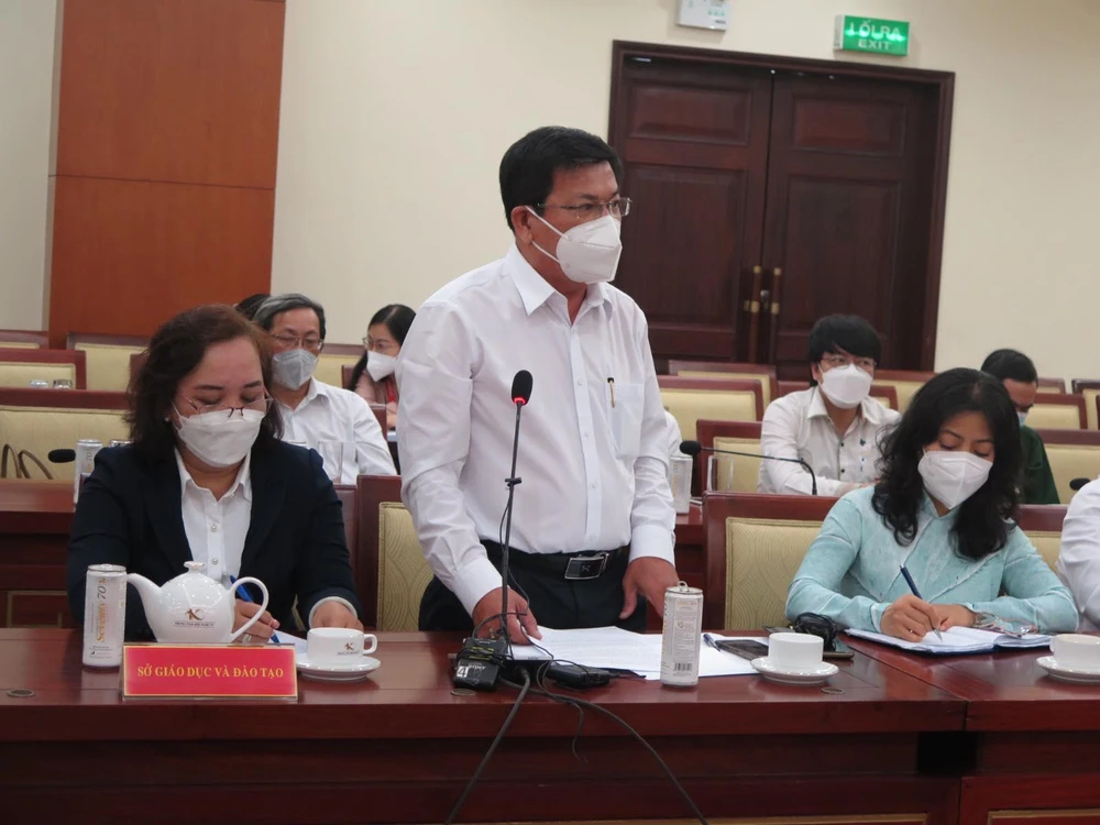 Cử tri phát biểu ý kiến tại hội nghị. Ảnh: PHẠM ANH