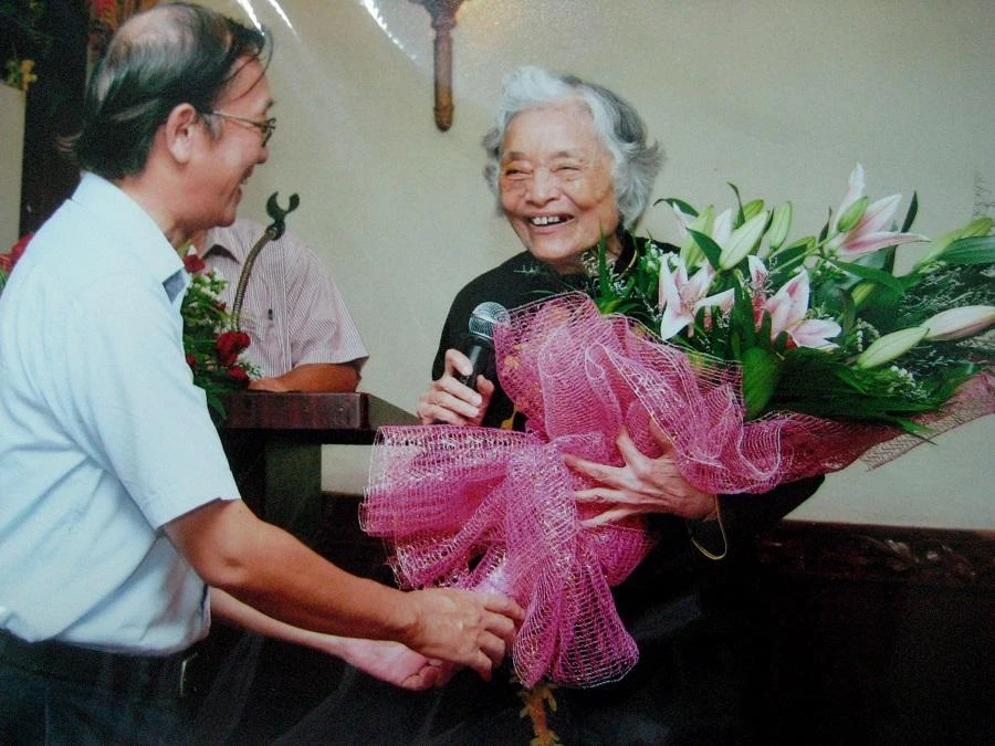 Những học trò, đồng nghiệp gửi hoa tặng bà Đức trong những dịp tri ân nhà giáo. Ảnh: tư liệu