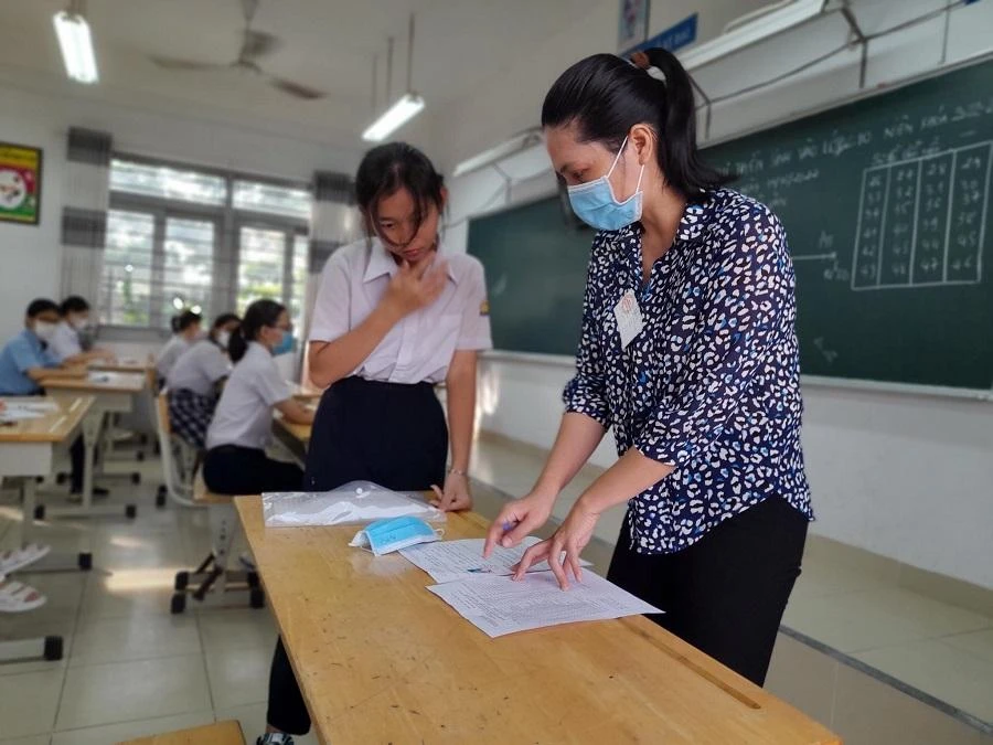 Thí sinh dự thi tại điểm thi Trường THCS Phan Văn Trị, quận Gò Vấp trong bài thi Ngữ văn sáng 11-6. Ảnh: PA Thí sinh dự thi tại điểm thi Trường THCS Phan Văn Trị, quận Gò Vấp trong bài thi Ngữ văn sáng 11-6. Ảnh: PA