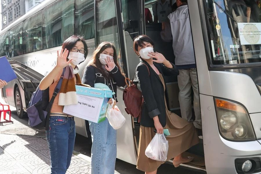 Các giảng viên Trường ĐH Ngân hàng TP.HCM lỉnh kỉnh hành lý trong buổi xuất phát đến tỉnh Lâm Đồng làm nhiệm vụ