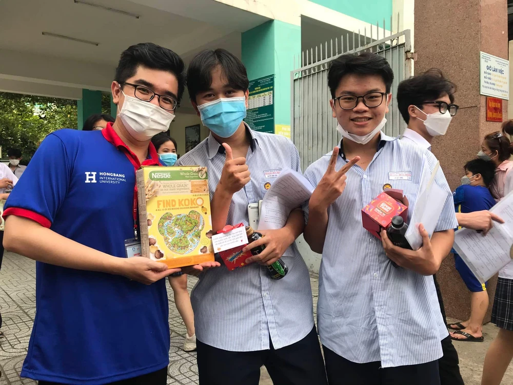 Thí sinh tự tin sau bài thi Toán ở điểm thi Trường THCS Điện Biên. Ảnh: TÚ NGÂN