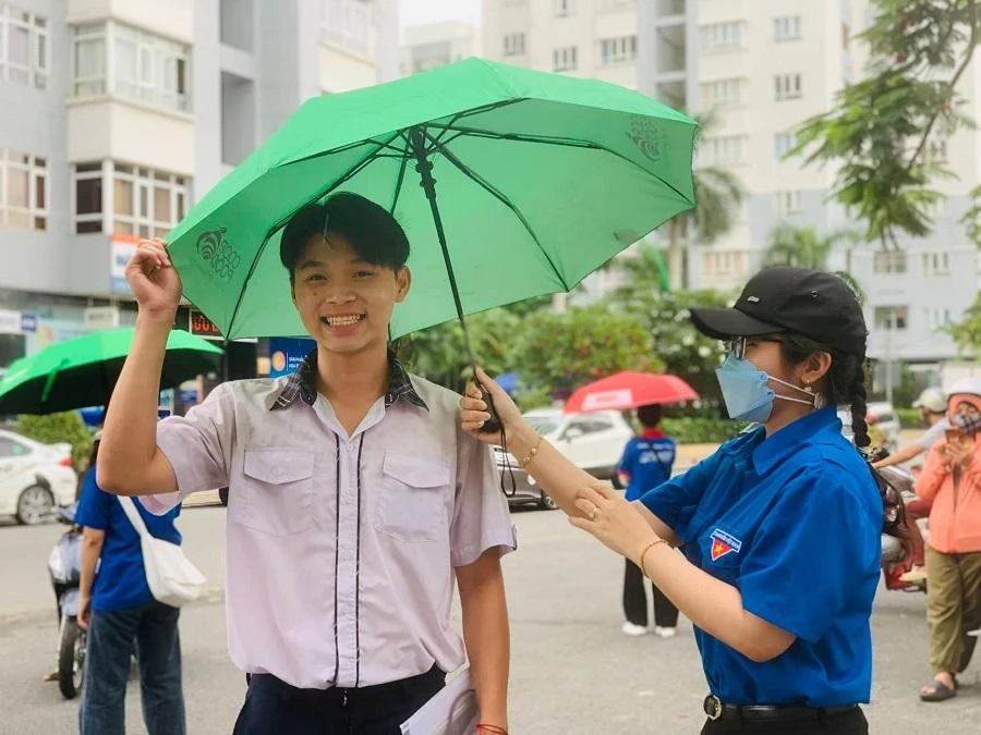 Em Trần Minh Quân tươi cười trước khi bước vào bài thi cuối cùng. Ảnh: THẢO PHƯƠNG