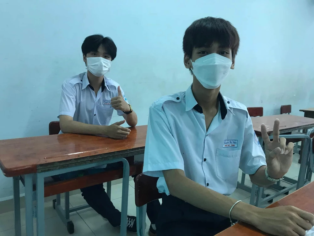 Có mặt từ rất sớm, nhiều thí sinh tỏ ra phấn khởi vì kỳ thi đã sắp kết thúc. Ảnh: TÚ NGÂN