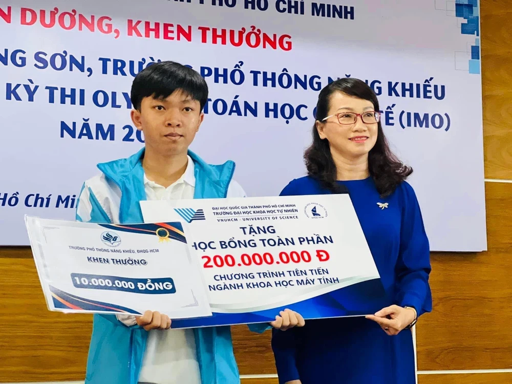 Em Phạm Hoàng Sơn nhận học bổng toàn phần sáng 25-7