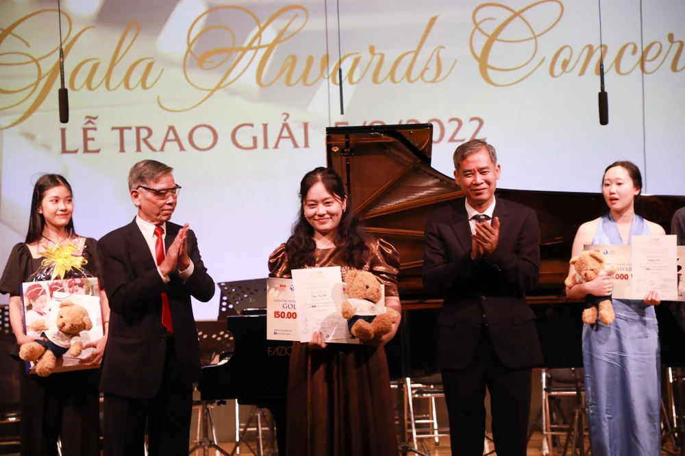 Ban tổ chức trao thưởng giải Vàng cho Trần Yến Nhi tại đêm trao giải