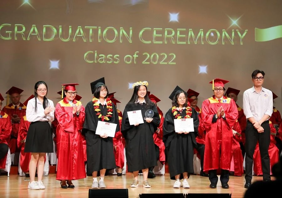 Ba học sinh có thành tích cao nhất được trao thưởng học bổng toàn phần 4 năm đại học. Ba học sinh có thành tích cao nhất được trao thưởng học bổng toàn phần 4 năm đại học.