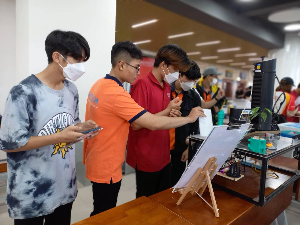 Khu vực trưng bày các đồ án tốt nghiệp của sinh viên thu hút sự quan tâm của sinh viên, quan khách và nhà tuyển dụng. Ảnh: PHẠM ANH