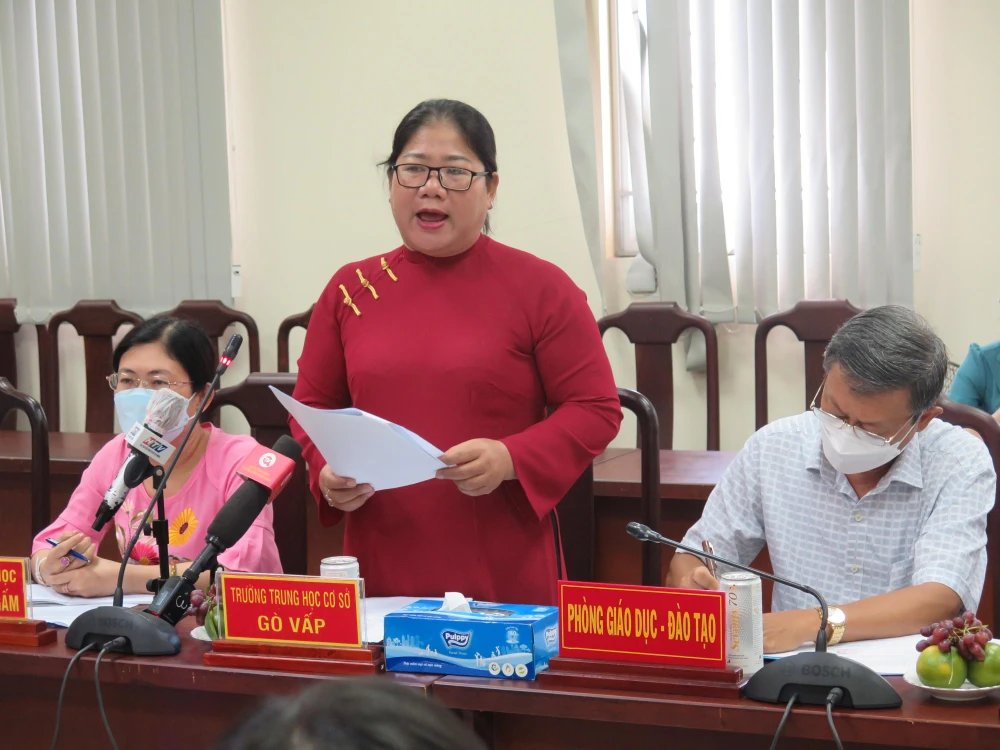 Bà Hoàng Thị Thu bày tỏ ý kiến về thu nhập giáo viên tại buổi giám sát. Ảnh: PHẠM ANH