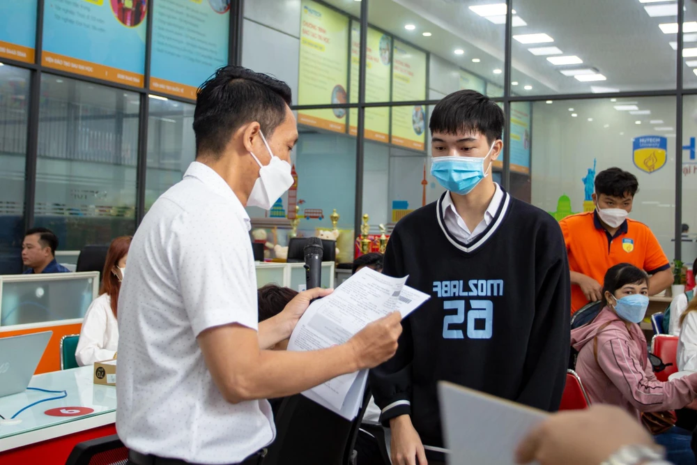 Thí sinh đang được hướng dẫn làm thủ tục nhập học tại Trường ĐH Công nghệ TP.HCM