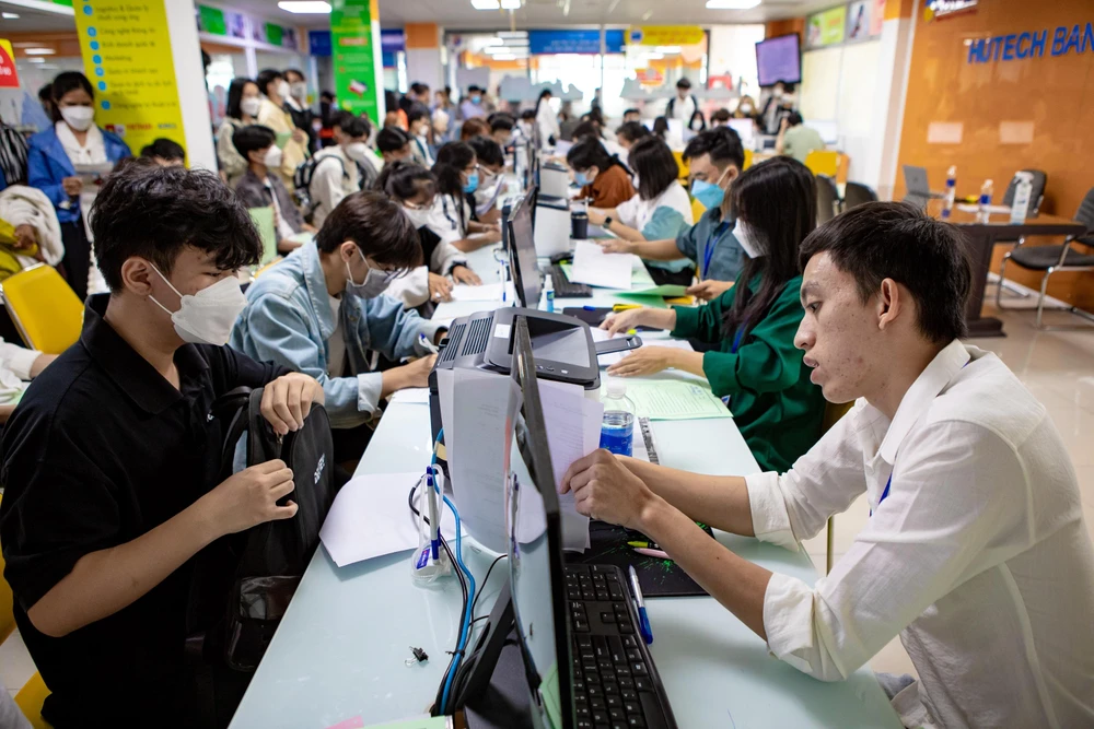 Rất đông phụ huynh, thí sinh làm thủ tục nhập học tại Trường ĐH Công nghệ TP.HCM. Ảnh: LÊ GIANG