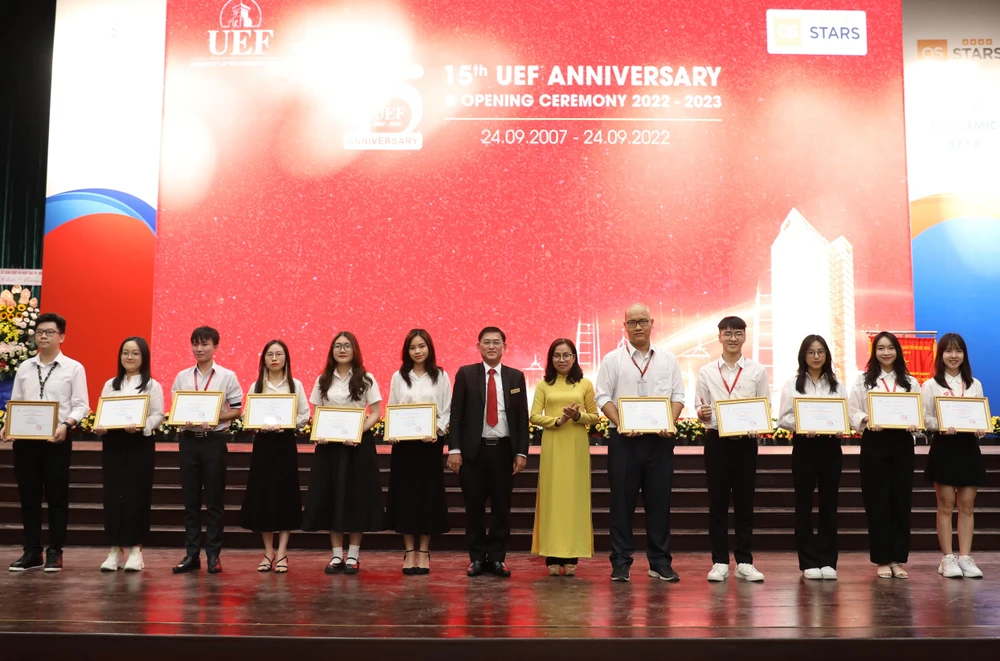 Những sinh viên xuất sắc nhận học bổng tại buổi lễ. Ảnh: NT