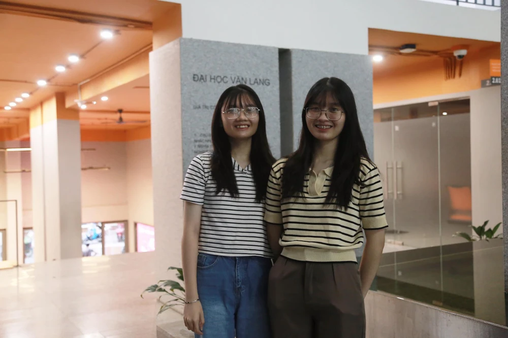 Hai chị em Hồng Thanh và Hồng tú khi đến trường nhập học. Ảnh: VL