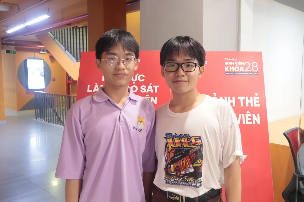 Hai anh em sinh đôi Long Toàn và Long Thắng cùng trúng tuyển ngành ngôn ngữ Anh. Ảnh: VL