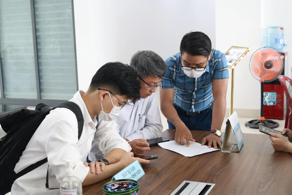 Phụ huynh, thí sinh trúng tuyển Khoa Y ĐH Quốc gia TP.HCM đang được hướng dẫn làm thủ tục nhập học. Ảnh: K.Y.ĐHQG