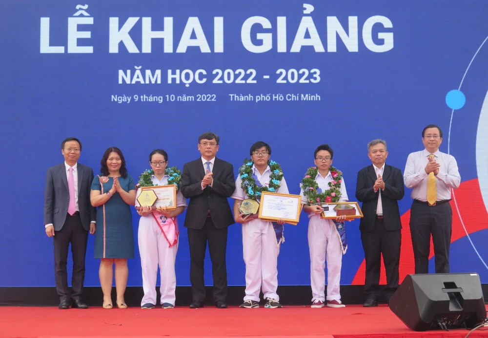 Ba thủ khoa đầu vào được tuyên dương, khen thưởng tại Lễ khai giảng. Ảnh: P.ANH