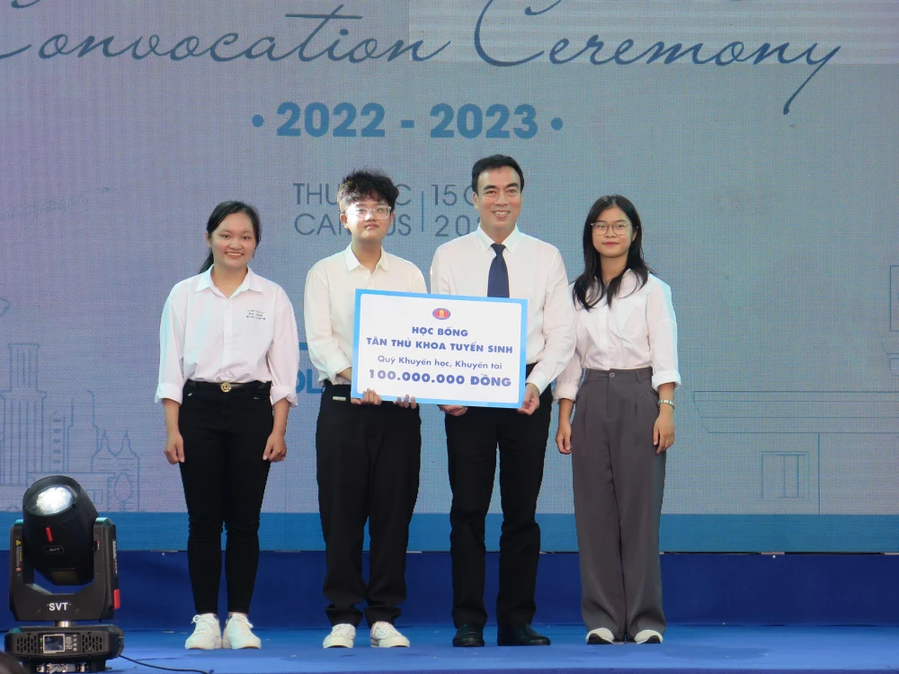 Phó hiệu trưởng Phạm Tấn Hạ (thứ hai bìa phải) trao tặng học bổng toàn phần 4 năm học cho 3 thủ khoa đầu vào năm học này. Ảnh: P.ANH Phó hiệu trưởng Phạm Tấn Hạ (thứ hai bìa phải) trao tặng học bổng toàn phần 4 năm học cho 3 thủ khoa đầu vào năm học này. Ảnh: P.ANH