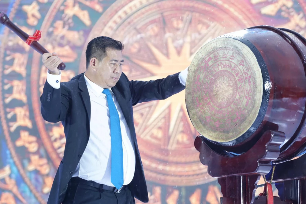 Ông Phan Hồng Hải đánh trống khai trường tại Lễ khai giảng Trường ĐH Công nghiệp TP.HCM. Ảnh: NTCC