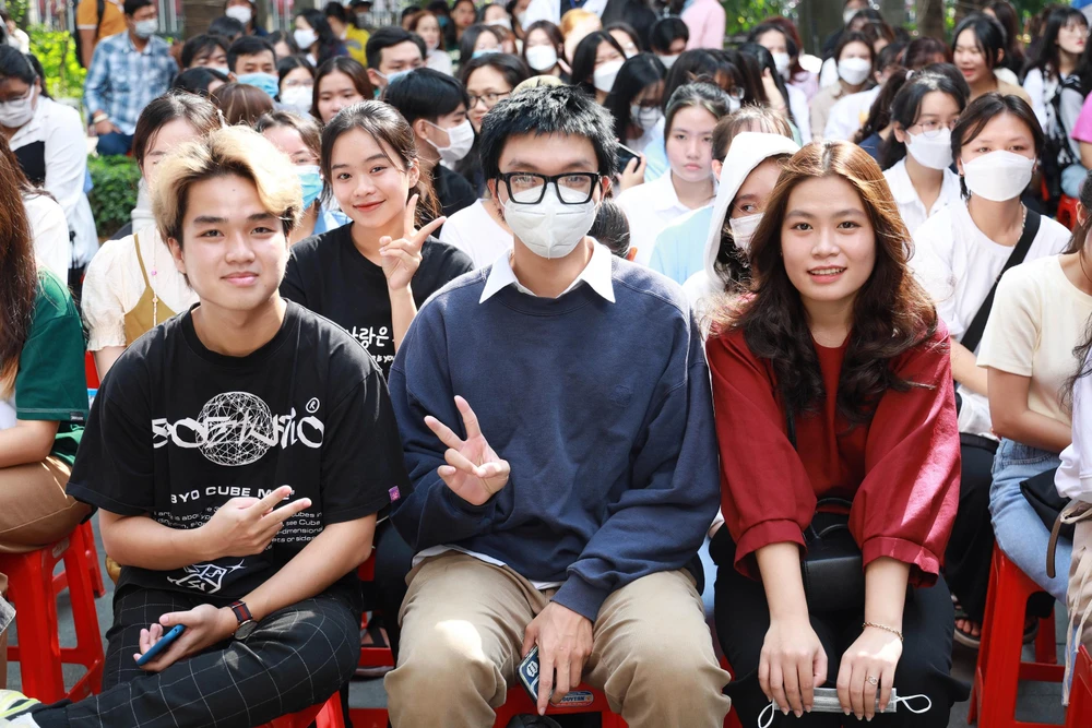 Sinh viên Trường ĐH Luật TP.HCM phấn khởi trong ngày khai giảng. Ảnh: NTCC