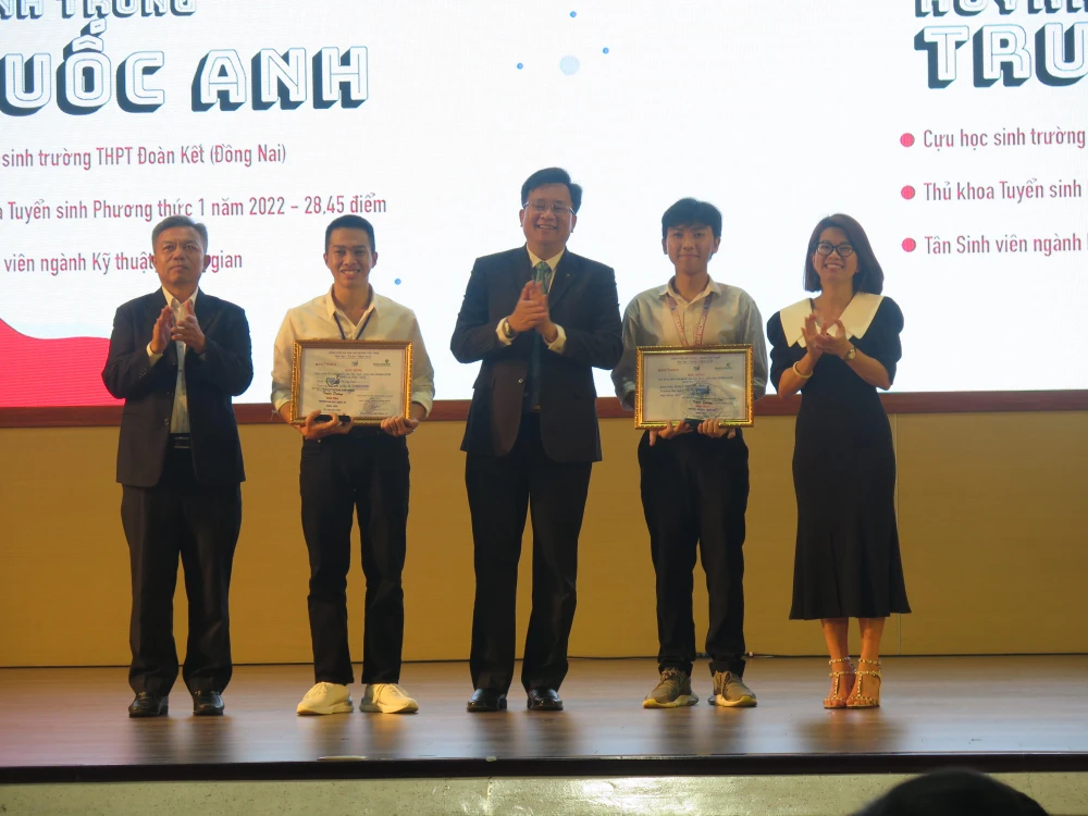 Hai thủ khoa được khen thưởng tại buổi lễ. Ảnh: P.ANH